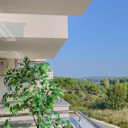 Beautiful Two-Bedroom Seaside Apartment In Premantura Exterior photo