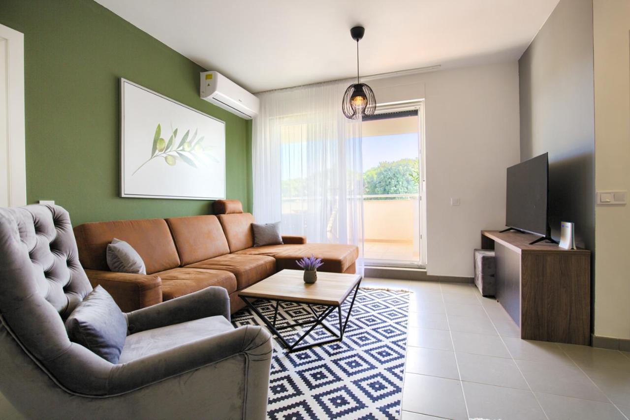 Beautiful Two-Bedroom Seaside Apartment In Premantura Exterior photo