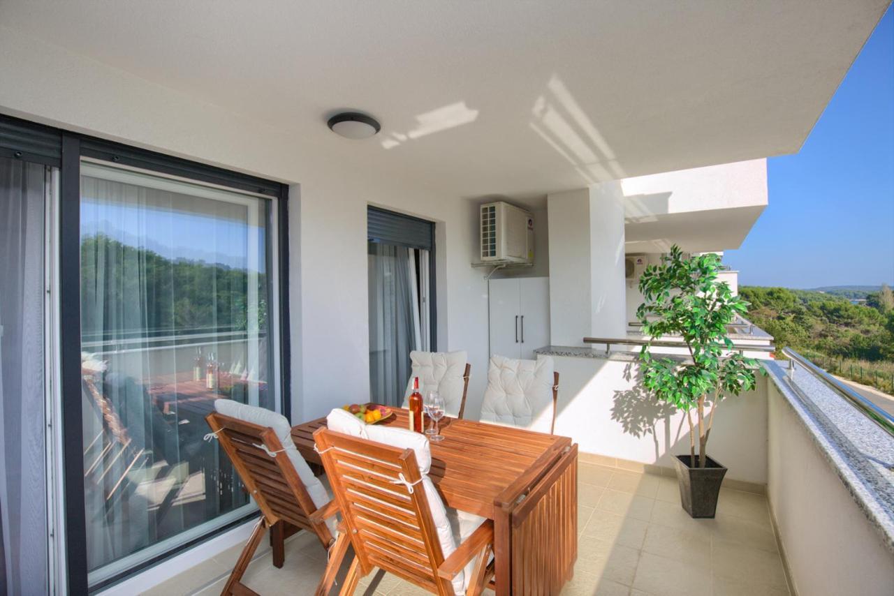 Beautiful Two-Bedroom Seaside Apartment In Premantura Exterior photo