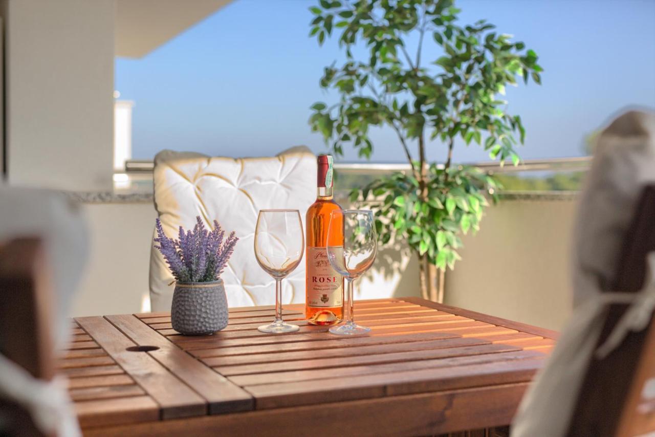 Beautiful Two-Bedroom Seaside Apartment In Premantura Exterior photo