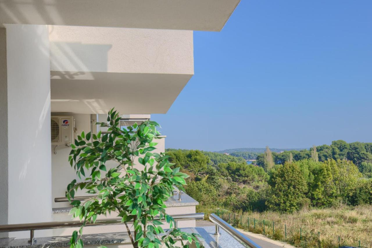 Beautiful Two-Bedroom Seaside Apartment In Premantura Exterior photo