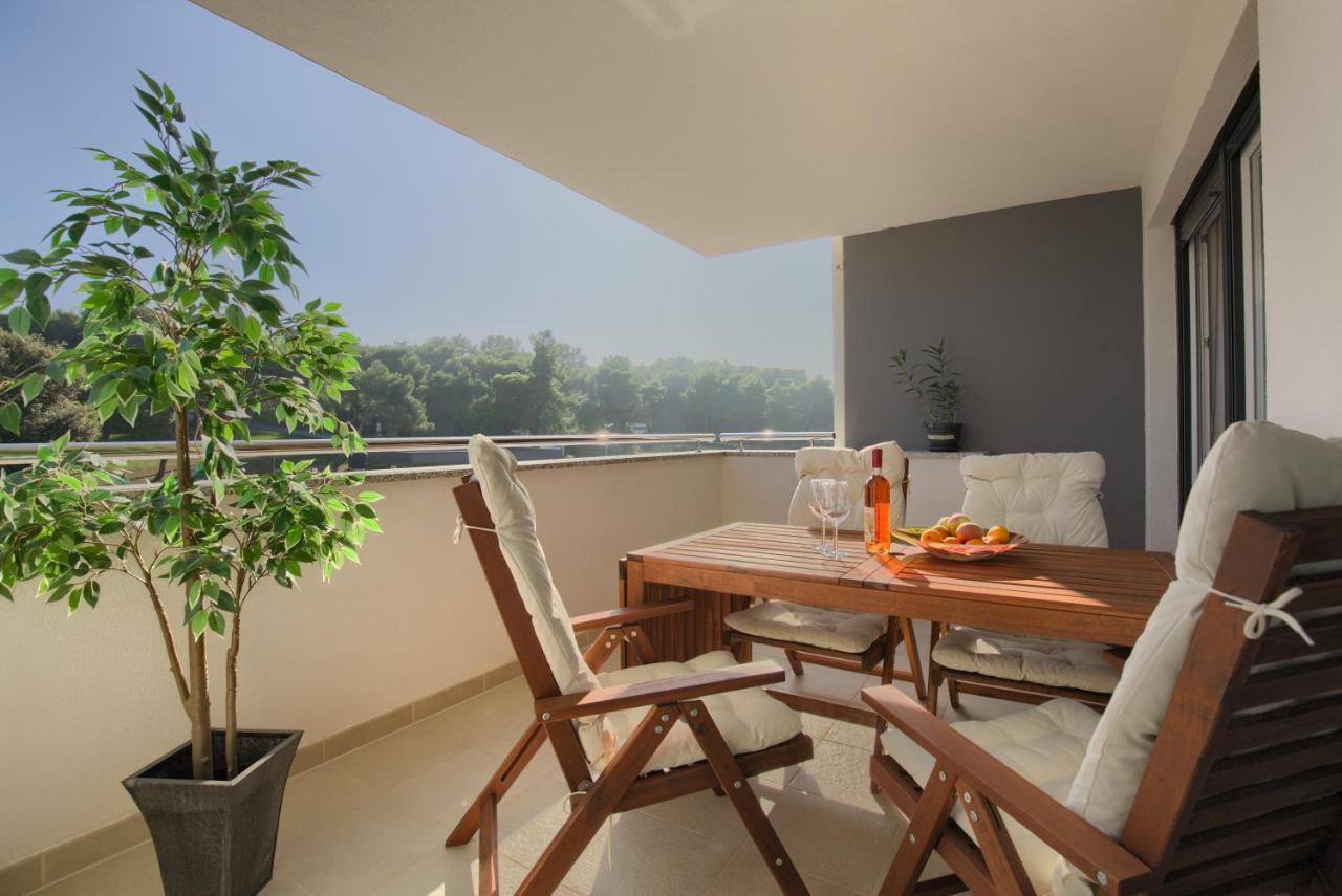 Beautiful Two-Bedroom Seaside Apartment In Premantura Exterior photo