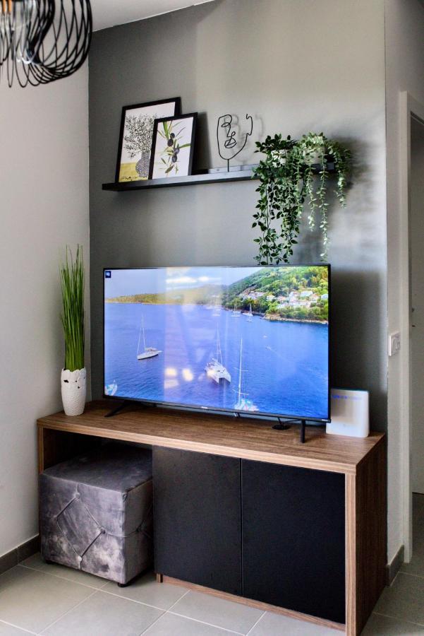 Beautiful Two-Bedroom Seaside Apartment In Premantura Exterior photo